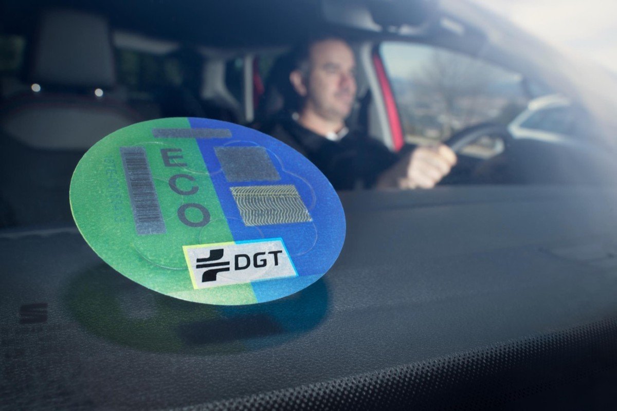 Nuevas etiquetas ambientales de la DGT: qué cambia y cómo te afecta